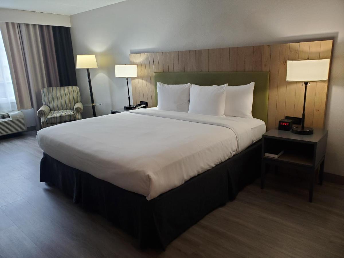 Country & By Radisson, At Mall Of Georgia, Ga