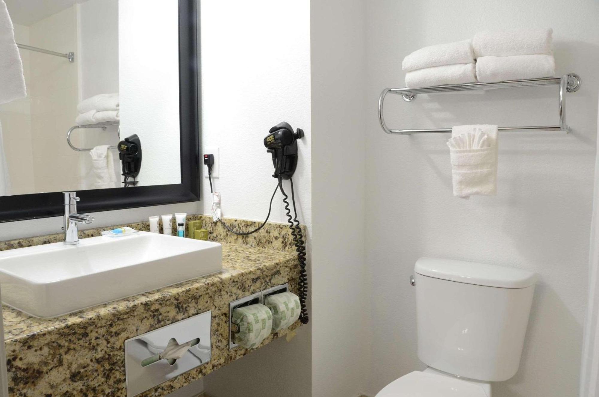 Country & By Radisson, At Mall Of Georgia, Ga 3*
