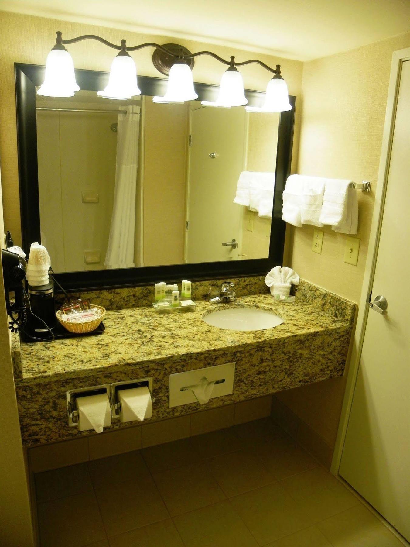 Country & By Radisson, At Mall Of Georgia, Ga Hotel 3*
